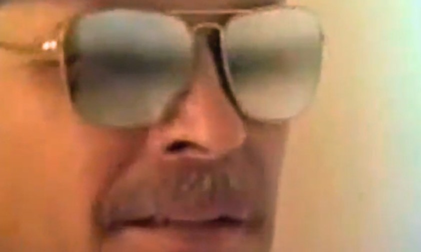 Pilot aus dem Werbespot: Raten Sie, was sich gleich in seiner Brille spiegelt.