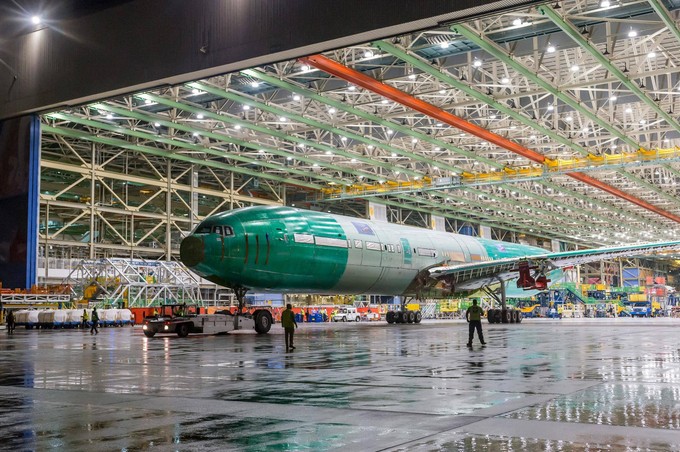 Die allererste gebaute Boeing 777X im Hangar von Everett.