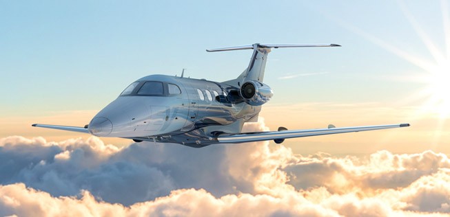 In der Embraer Phenom 100 Ev finden 4 bis 7 Passagiere Platz.