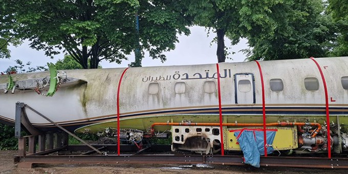 ... 14 Jahre lang geparkt am Flughafen Düsseldorf. Der Jet war ...