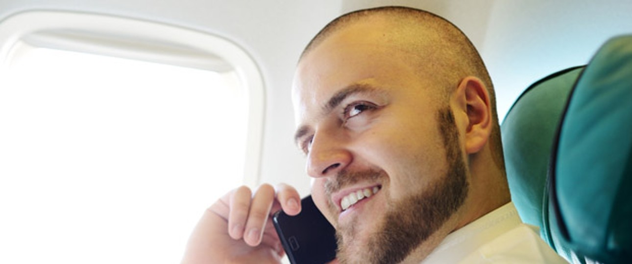 Geschäftsmann im Flieger: Er freut sich über die Freigabe.