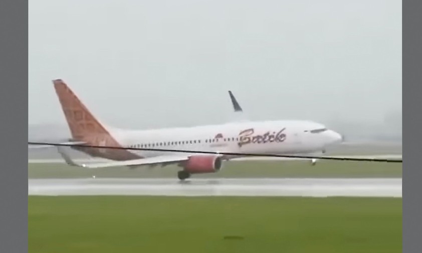 Der heikle Moment: Die Boeing 737 berührt mit dem Triebwerk fast die Piste.