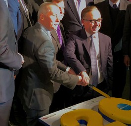 IAG-Chef Willie Walsh und Qantas-Chef Alan Joyce: Schneiden die Geburtstagstorte für Oneworld an.