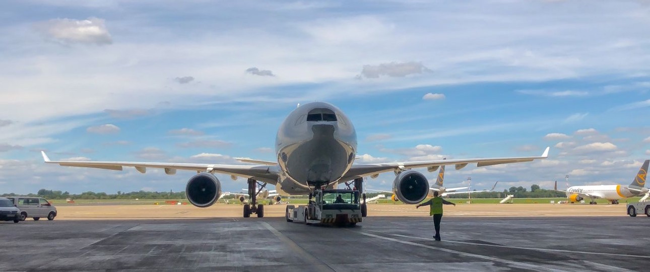 Jet vor dem Nayak-Hangar in Düsseldorf: Hier werden künftig Eurowings-Jets gewartet.