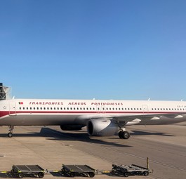Airbus A321 Neo mit Retrolackierung in Lissabon: Gehört wohl bald teilweise Lufthansa Group.