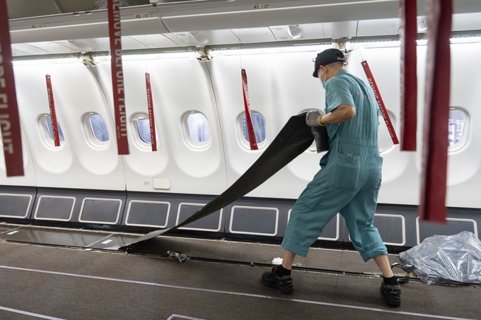 Auch der Kabinenboden wird erneuert: Der alte Teppich wurde entfernt, später wird der neue Bodenbelag für Swiss Senses verlegt.