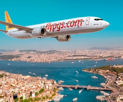 Boeing 737 Max 10 in den Farben von Pegasus über Istanbul: Ab 2028 Realität.