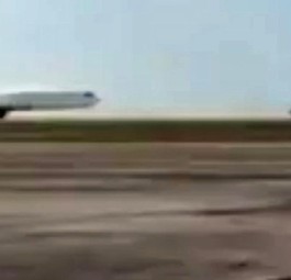 Boeing 727 landet ohne vorderes Fahrwerk
