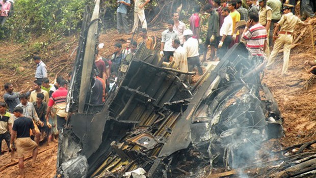 Insgesamt gab es mit Boeing 737 bisher 178 Unfälle mit Totalschaden. Sie forderten 4254 Todesopfer. Der schlimmste ereignete sich im Jahr 2010 im indischen Mangalore als ein übermüdeter Pilot von Air India Express über die Piste geriet und in einen Abgrund stürzte.