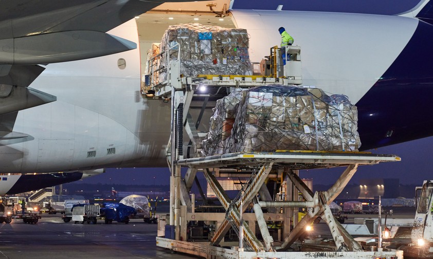 Beladung eines Lufthansa-Jets: Die großen Mengen werden an nicht-europäischen Airports umgeschlagen.