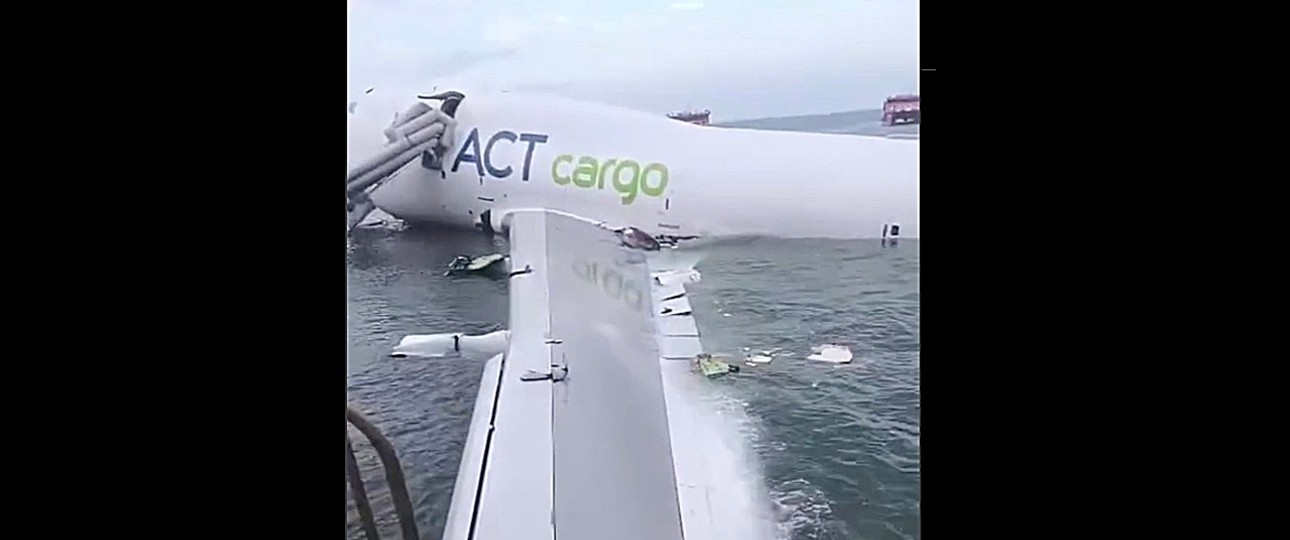 Die Boeing 747 F von Air ACT nach dem Unglück: Das Wrack liegt im Perlflussdelta.