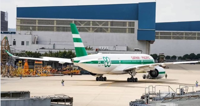 Airbus A350-900 von Cathay Pacific: Das Flugzeug trägt den Jubiläums-Look zum 80. Geburtstag.