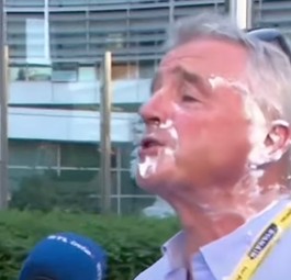 Ryanair-Chef bekommt Torten ins Gesicht