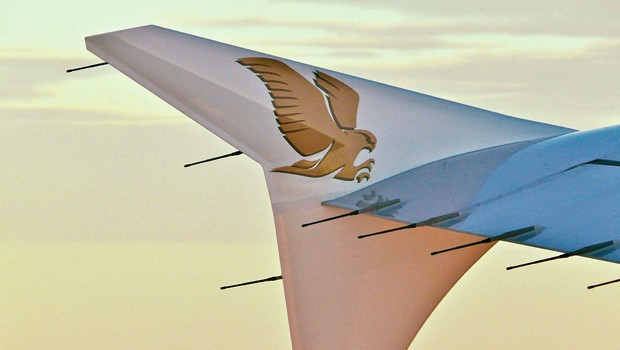 Wingtip einer Gulf-Air-Maschine: Die Airline muss sparen.