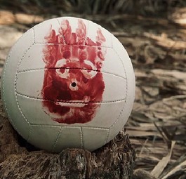 Rang 10: Cast Away (2000) ist die Auflage des Klassikers Robinson Crusoe. Ein Kurier von Fedex (Tom Hanks) strandet auf einer Insel im Pazifik, weil sein Jet abstürzt und verkürzt die Zeit mit Gesprächen mit einem Volleyball. Exzessives Product Placement.