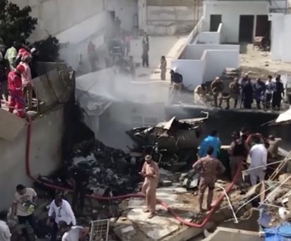 Airbus A320 stürzt in Karachi auf Wohngebiet