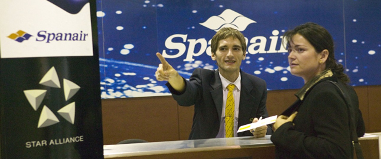 Spanair-Mitarbeiter an einem Schalter: Tausende gestrandete Passagiere.