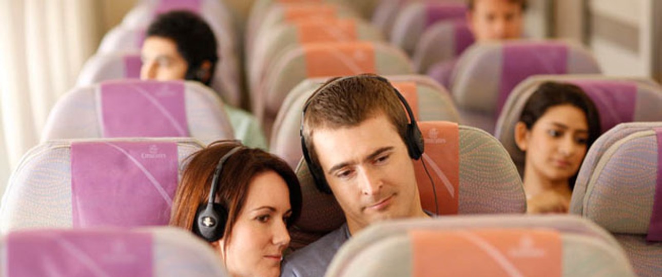 Paar in der Economy von Emirates: Warten oder früh reservieren?