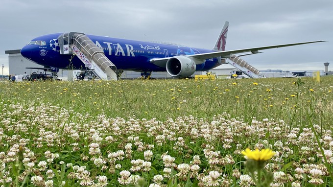 Die Paris Air Show 2025 in Bildern: Qatar Airways zeigte in Le Bourget ihre Boeing 777-300 ER in der Speziallackierung zu Ehren von Champions-League-Sieger Paris Saint-Germain.