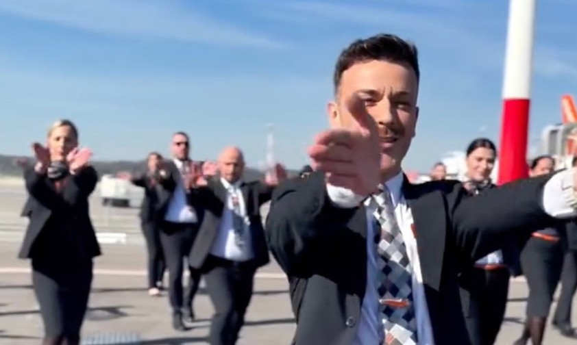 Tanzende Easyjet-Angestellte in Basel: Freude herrscht.