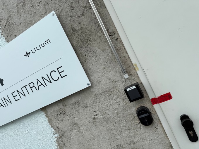 Amtlich versiegelte Tür bei Llium in Oberpfaffenhofen: Geht es weiter oder nicht?