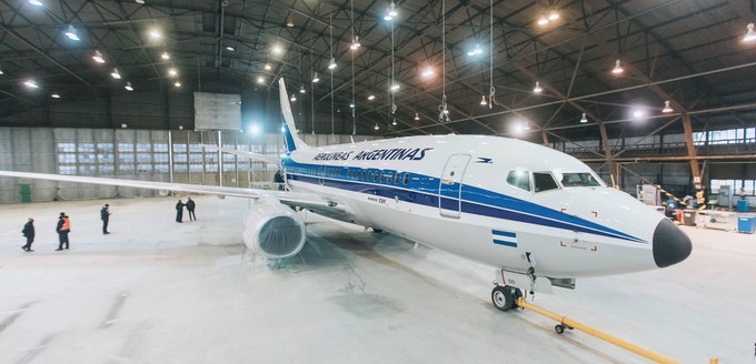 Boeing 737-700 von Aerolíneas Argentinas: Zum 70. Geburtstag trägt das Flugzeug eine Lackierung aus den 1980er-Jahren.