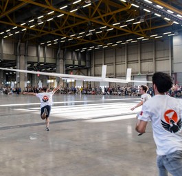 Der weltgrößte Papierflieger: Er flog über 59 Meter.