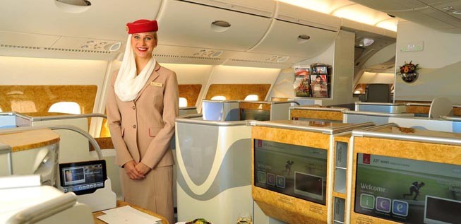 Mit 0 First- und nur 58 statt 76 Business-Sitzen bietet der Zweiklassen-A380 ein deutlich kleineres Premium-Angebot als die anderen A380 von Emirates.