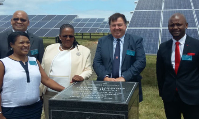 Verkehrsministerin Elizabeth Dipuo Peters (Dritte von rechts): Stolz auf die Solaranlage am George Airport.
