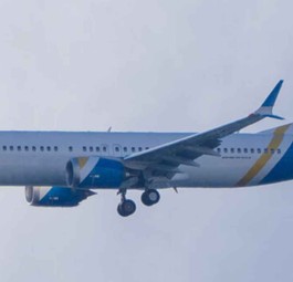 Die Boeing 737 Max 8 in der Lackierung von Ukraine International: Der Jet fliegt künftig in Südamerika.