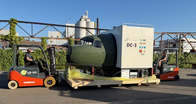 Abtransport des DC-3:Simulators: neue Heimat in Übersee.