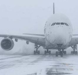 Seltener Vogel für den Stewart International Airport: Der A380 auf der schneeverwehten Piste.