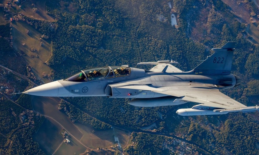 Saab Gripen mIt Arexis-EAJP. Die Abkürzung steht für Electronic Attack Jammer Pod.