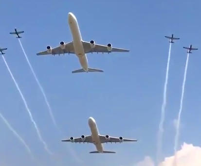 Zwei Airbus A340 im spektakulären Formationsflug