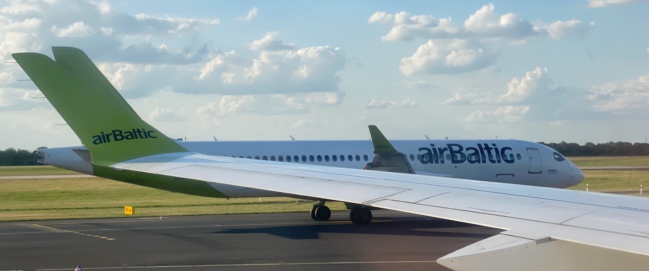 Airbus A220 von Air Baltic in Düsseldorf: Für Eurowings unterwegs.