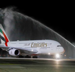 Airbus A380 von Emirates am Flughafen Düsseldorf: Nasser Gruß zur Rückkehr.
