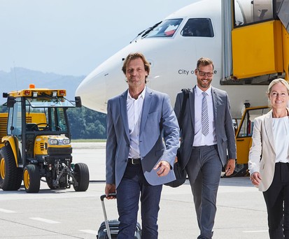 Reisende am Flughafen Klagenfurt: Der Airport braucht mehr davon.