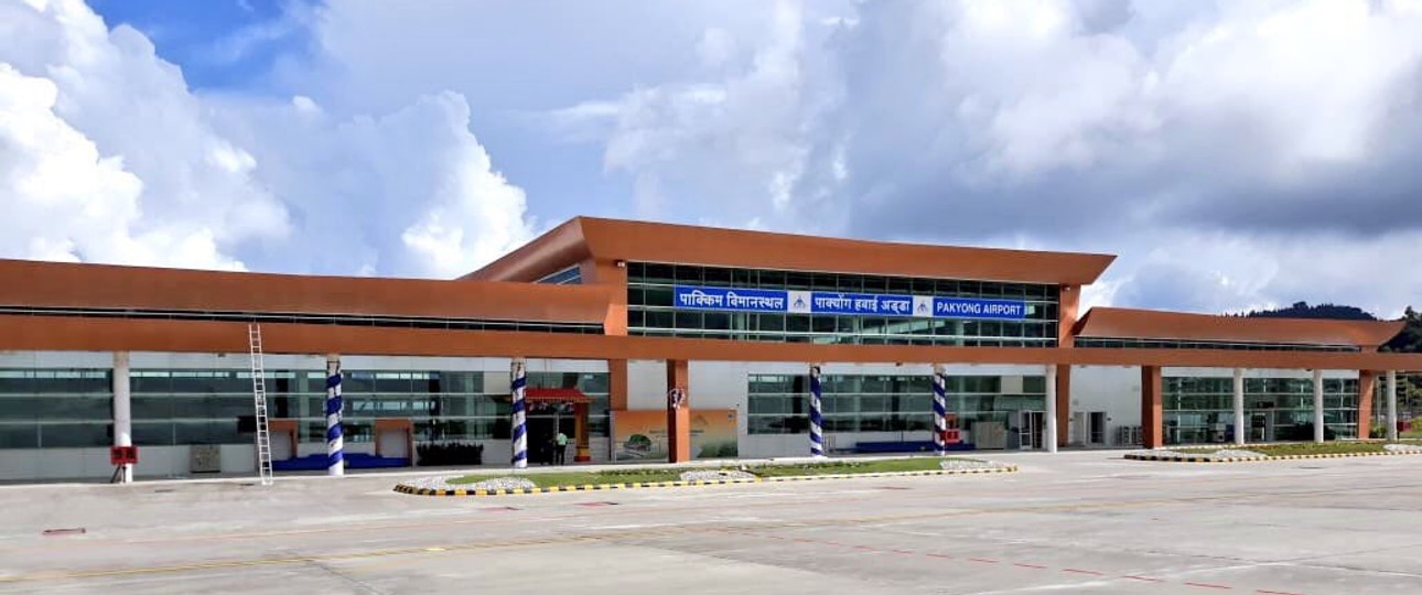 Am 24. September 2018 wurde der Pakyong Airport eröffnet. Es ist der erste Flughafen Sikkims.