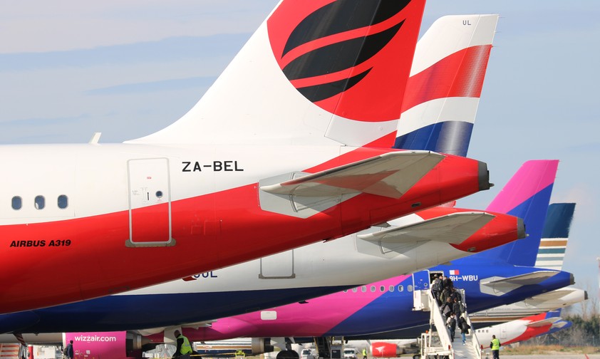 Flugzeuge am Airport Tirana: Der Verkehr ...