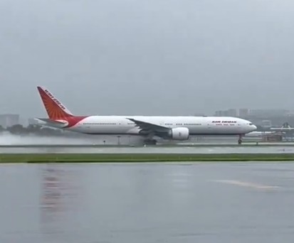 Das Ersatzflug beim Start in Mumbai: Holt Reisende und Crew aus Krasnojarsk ab.