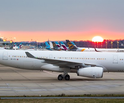 Airbus A330, hier noch ohne Beklebung und mit dem vorherigen Kennzeichen OE-ITZ: Nun ist es die D-AIYD.