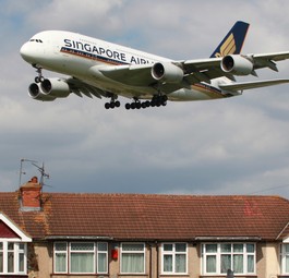 Ein Airbus A380 von Singapore Airlines bei der Landung in London: Sechs verschiedene Airlines schicken den Superjumbo im Winter in die britische Hauptstadt.