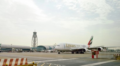 Airbus A380 von Emirates am Flughafen Dubai: Ein Superjumbo soll im Iran-Krieg bisher beschädigt worden sein.