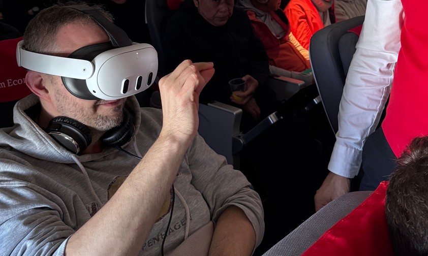 Passagier mit VR-Brille: Neues Erlebnis an Bord.