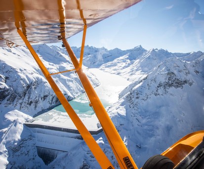 Der Blick vom Flugzeug auf die Grande Dixence-Staumauer.