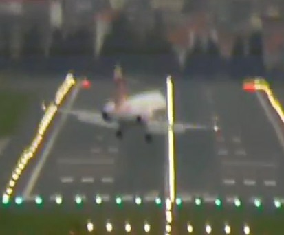 Flieger in Bilbao beim Aufsetzen: Nun schnell wieder in die gerade Position.
