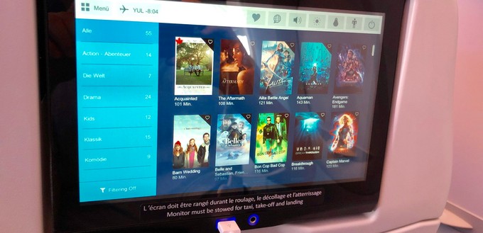 Jeder Passagier genießt einen eigenen Bildschirm und die Filmauswahl ist gut.