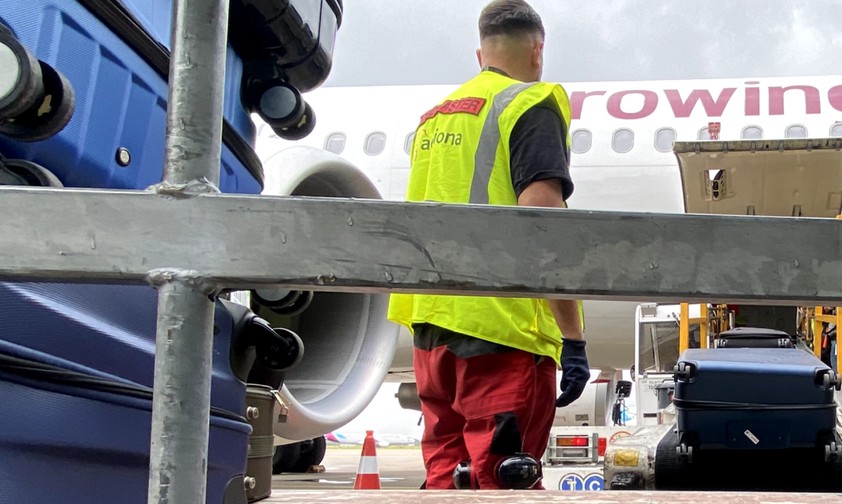 Acciona-Mitarbeiter bei der Beladung eines Jets am Flughafen Düsseldorf: Wechsel zu AAS.