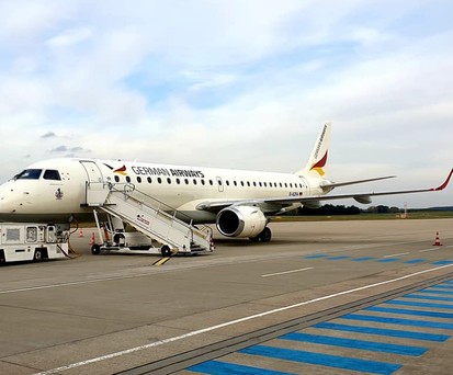 Flugzeug von German Airways in Rostock: Die Airline gehört Zeitfracht.