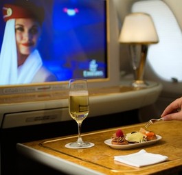 Emirates serviert Dom Pérignon in der ersten Klasse. Die Business-Class-Passagiere dürfen sich über Moët & Chandon freuen.